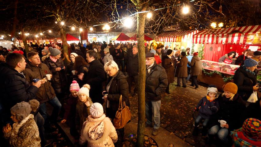 Zahlreiche Besucher tummelten sich mit wohlig warmen Tassen voller Glühwein oder Punsch in der Hand auf dem charmanten Weihnachtsmarkt in Langwasser.