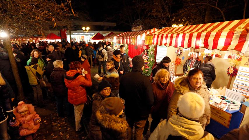 Voller hübscher Buden und in warmes Licht getaucht machte der Heinrich-Böll-Platz am Samstag mit seinem Weihnachtsmarkt richtig Lust auf die Adventszeit.