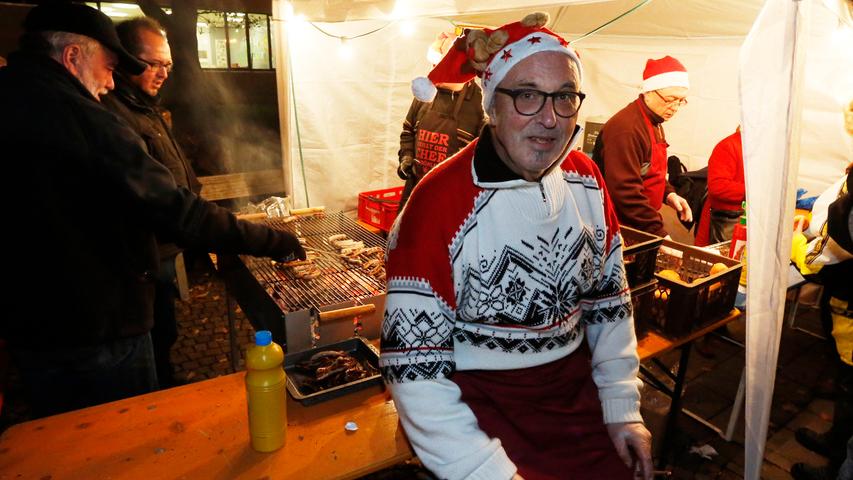 Obligatorisch für jeden fränkischen Weihnachtsmarkt, der etwas auf sich hält: drei im Weckla! Auch die fleißigen Grillmeister gaben sich dabei allergrößte Mühe, weihnachtliche Stimmung zu verbreiten.
