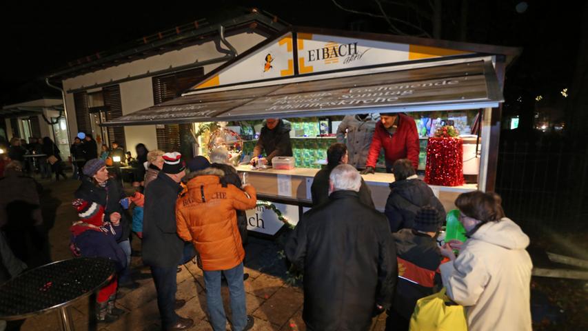 Mit Posaunenklängen und Chorgesang lockt der Eibacher Weihnachtsmarkt die Besucher zur Johanneskirche. Die Buden auf dem Vorplatz haben vom 27. bis 29. November geöffnet.