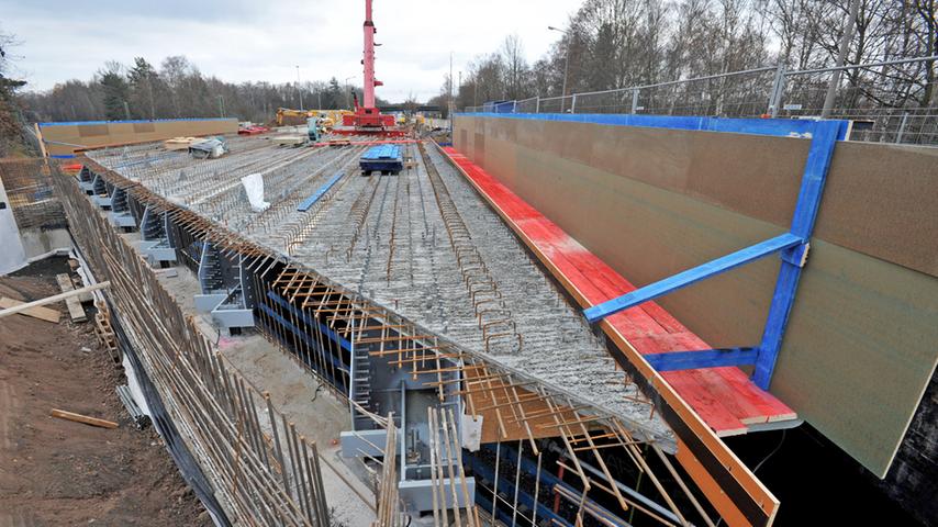 Auch danach waren die Bauarbeiten längst nicht beendet. Bis August 2014 dauerte der Ersatzneubau der Brücke.