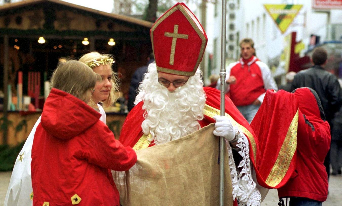 Der Nikolaus beschenkt am 6. Dezember Kinder.