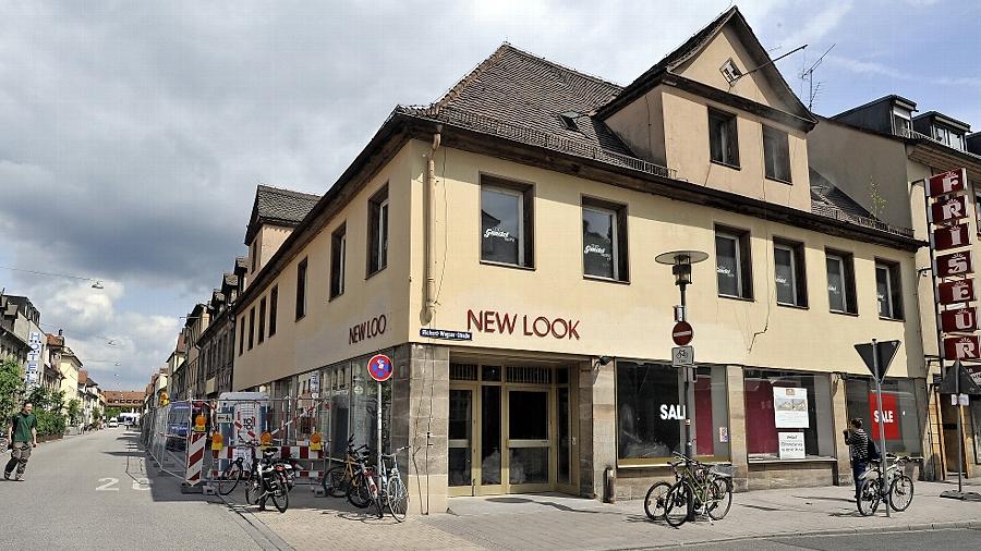 Prägt das Bild des Bahnhofsplatzes erheblich mit: Das Haus Richard-Wagner-Straße 12, das eigentlich zum historischen Ensemble der Häuser in der Goethestraße gehört und von den Denkmalpfleger gegen den beantragten Abriss verteidigt wird. Prägt das Bild des Bahnhofsplatzes erheblich mit: Das Haus Richard-Wagner-Straße 12, das eigentlich zum historischen Ensemble der Häuser in der Goethestraße gehört und von den Denkmalpfleger gegen den beantragten Abriss verteidigt wird.
