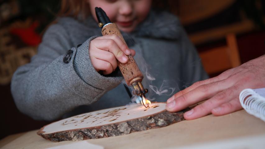 Ob Brotzeitbrettchen oder Schlüsselanhänger: In der Brandmalerei der Firma Mickley können Kinder Leder- oder Holzartikel selbst verzieren.