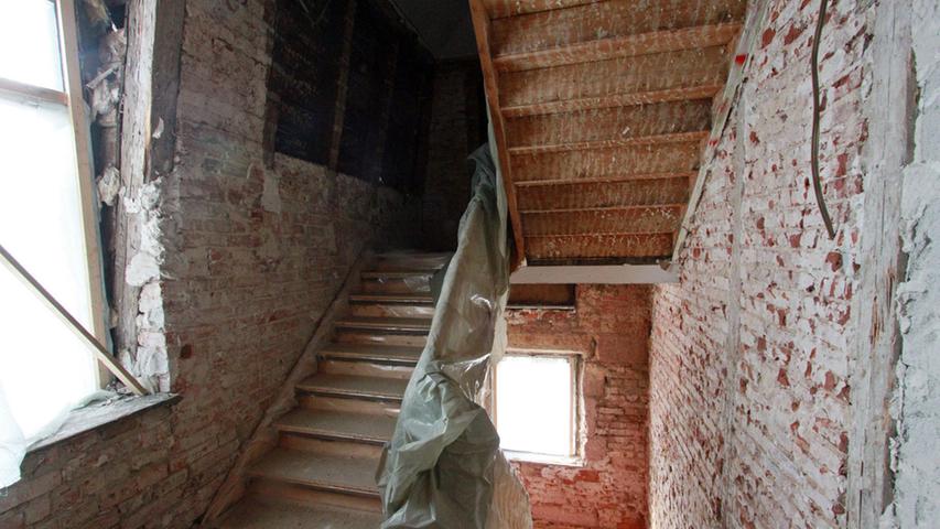 Verkohlte Balken, verbrannte Stuckdecken und Treppengeländer zeugten von fast 40 Jahren, in denen...
