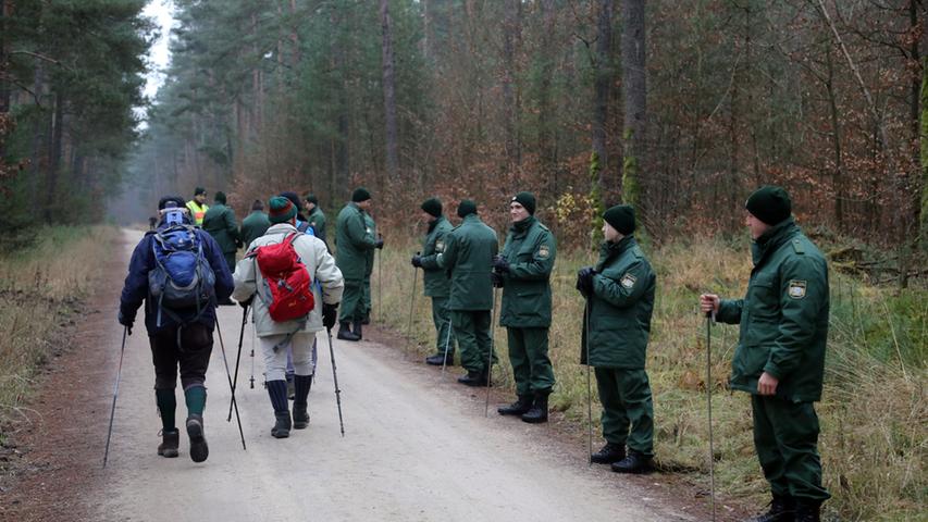 Seit Wochen fehlt von einer 50-jährigen Frau aus Nürnberg-Fischbach jede Spur. Am 27. November und am 4. Dezember haben Polizisten deswegen das Gebiet rund um den Eisweiher sowie den Forsthofer Forst durchkämmt.