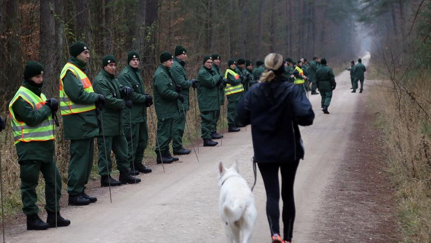 Am 27. November 2013  sucht die Polizei erstmals mit einem Großaufgebot im Forst rund um Fischbach nach der Postbotin, die das Haus in Joggingklamotten verließ.