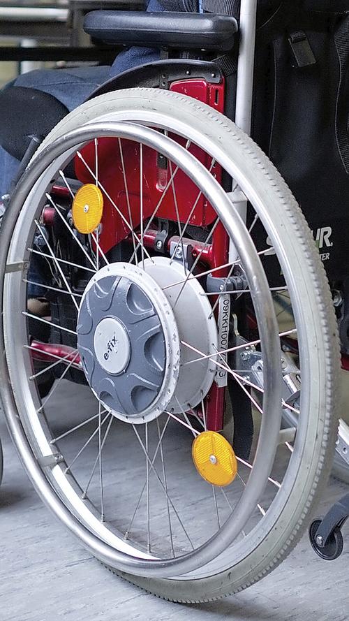 Im Fundbüro landete 2015 auch ein Rollstuhl - obwohl er eigentlich gar nicht verloren wurde: ein Schausteller gab ihn ab, während seine Besitzerin, die ihren Rollstuhl vor dem Riesenrad geparkt hatte, in einer Gondel die Aussicht genoss.