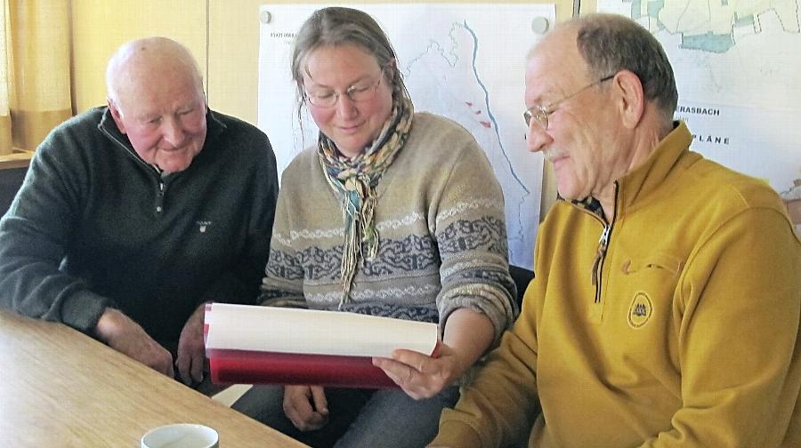 183 Oberasbacher unterstützen die Forderung an die Stadt, ihre Bürger vor gesundheitsschädigender Mobilfunkstrahlung zu schützen. Max Steiger (links), Ulla Lippmann und Werner Weiss haben den Schnellhefter mit den Namenslisten im Rathaus vorbeigebracht. 183 Oberasbacher unterstützen die Forderung an die Stadt, ihre Bürger vor gesundheitsschädigender Mobilfunkstrahlung zu schützen. Max Steiger (links), Ulla Lippmann und Werner Weiss haben den Schnellhefter mit den Namenslisten im Rathaus vorbeigebracht.