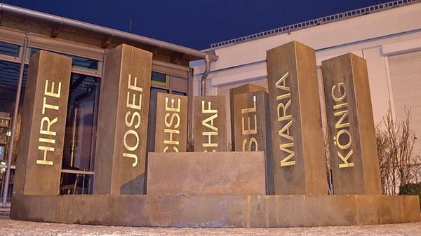 2014 sorgte ein Kunstwerk auf dem Cadolzburger Rathausplatz für Diskussionen. Die österreichische Partnergemeinde Mauterndorf hatte ihre Weihnachtskrippe leihweise während der Advents- und Weihnachtszeit zur Verfügung gestellt. Die Metallskulpturen brechen mit allen Vorstellungen einer traditionellen Krippe. Die Vertreter der beiden Konfessionen reagierten sehr unterschiedlich auf das Kunstobjekt. Während der evangelische Pfarrer Michael Büttner etwas distanziert anmerkte, dass man schon des Lesens mächtig sein müsse, um das Kunstwerk als Krippe zu erkennen und es deshalb nicht unbedingt etwas für Kinder sei, war der katholische Dekan und Pfarrer André Hermany sofort hellauf begeistert davon.