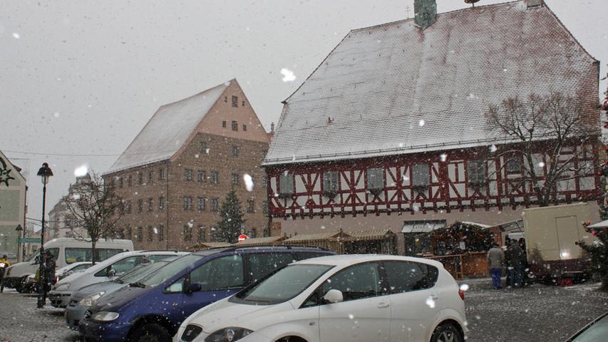 Den Marktplatz in Hilpoltstein verschönerte das Sturmtief mit weißen Flocken...