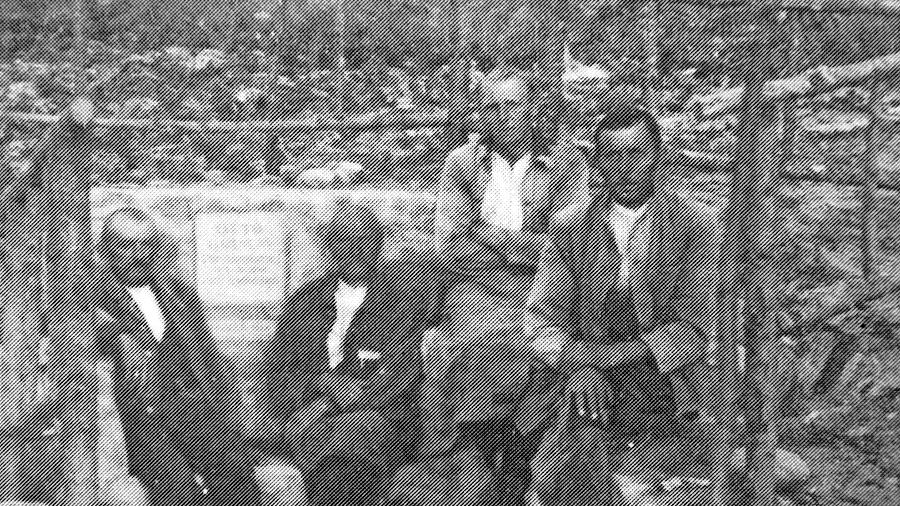 Dieses Bild entstand bei den „Notstandsarbeiten“ 1934. Werner Herbst aus Großschwarzenlohe hat darauf seinen Großvater Michael Herbst (geb. 1898) erkannt. Es ist der Mann mit dem hellen Hemd, der oben sitzt. Hans Schrödel aus Leerstetten sagt, dass der Mann rechts sein Vater, Adam Schrödel, geb. 1894, sei. Einer der beiden anderen Männer sei ein Herr Engelhardt aus Schwand, daneben Johann Böhm, ebenfalls aus Schwand. Dieses Bild entstand bei den „Notstandsarbeiten“ 1934. Werner Herbst aus Großschwarzenlohe hat darauf seinen Großvater Michael Herbst (geb. 1898) erkannt. Es ist der Mann mit dem hellen Hemd, der oben sitzt. Hans Schrödel aus Leerstetten sagt, dass der Mann rechts sein Vater, Adam Schrödel, geb. 1894, sei. Einer der beiden anderen Männer sei ein Herr Engelhardt aus Schwand, daneben Johann Böhm, ebenfalls aus Schwand.