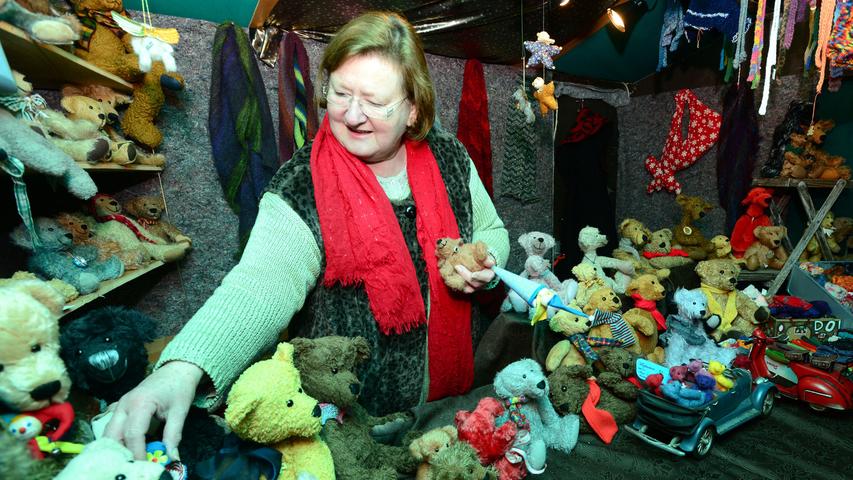 Eva Kurzendorfer aus Almoshof mit ihren handgefertigten Teddybären.