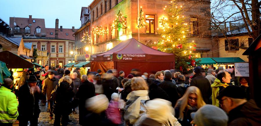 Zur Altstadtweihnacht zeigt sich der Waagplatz von seiner schönsten Seite.