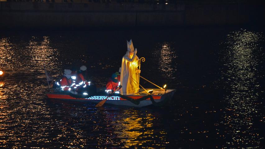 Der Nikolaus wurde mit einem Rettungsboot der BRK-Wasserwacht Bamberg von der Marienbrücke zur Löwenbrücke gebracht,...