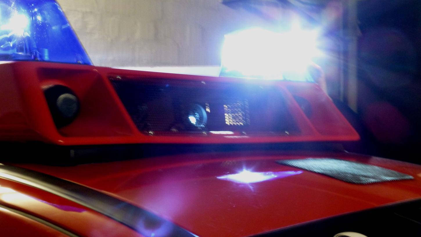 Was tun, wenn Feuerwehr und Rettungsdienst zu Corona-Zeiten ausrücken müssen? Die Einsatzorganisationen im Landkreis Roth haben Vorkehrungen getroffen. Was tun, wenn Feuerwehr und Rettungsdienst zu Corona-Zeiten ausrücken müssen? Die Einsatzorganisationen im Landkreis Roth haben Vorkehrungen getroffen.