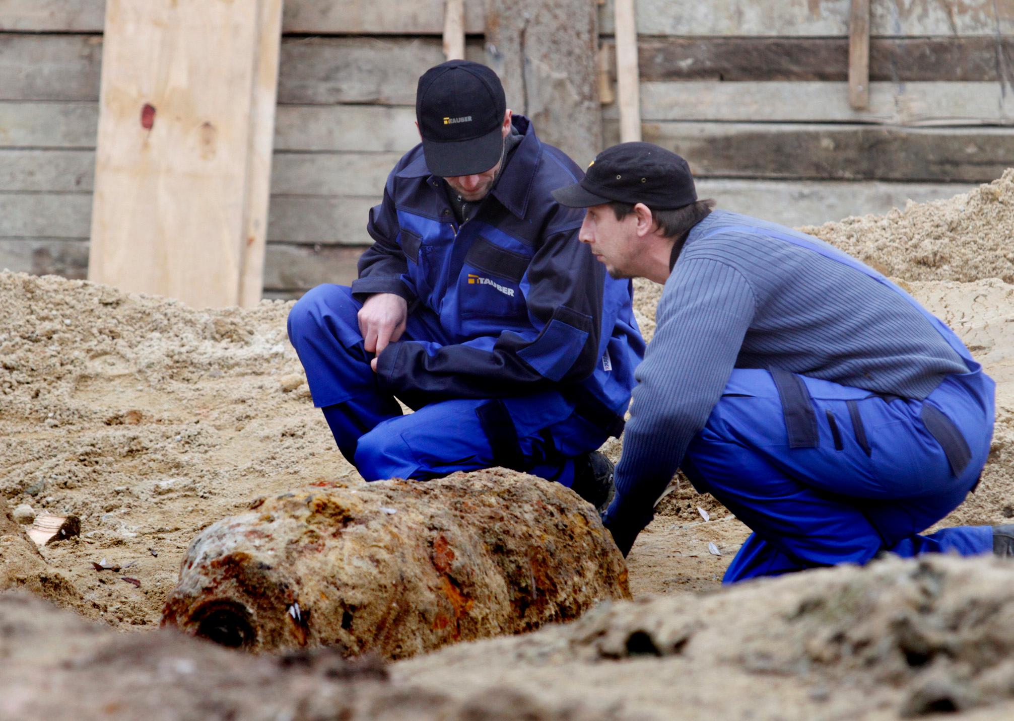 Eine Fliegerbombe aus dem Zweiten Weltkrieg legte N&uuml;rnberg lahm. Sprengmeister Michael Wei&szlig; entsch&auml;rfte den Sprengsatz - daf&uuml;r mussten rund 1.300 Menschen in Sicherheit gebracht werden. Der Hauptbahnhof war f&uuml;r knapp vier Stunden gesperrt.