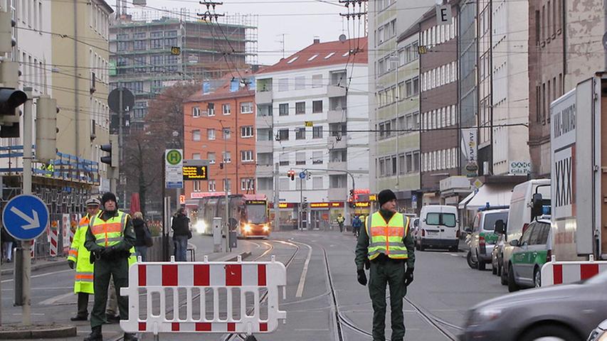 Nichts ging mehr auf der Allersberger Straße am Mittwochmorgen. Den Evakuierungsbereich durften bis 10.30 Uhr nur noch die Straßenbahnen befahren.