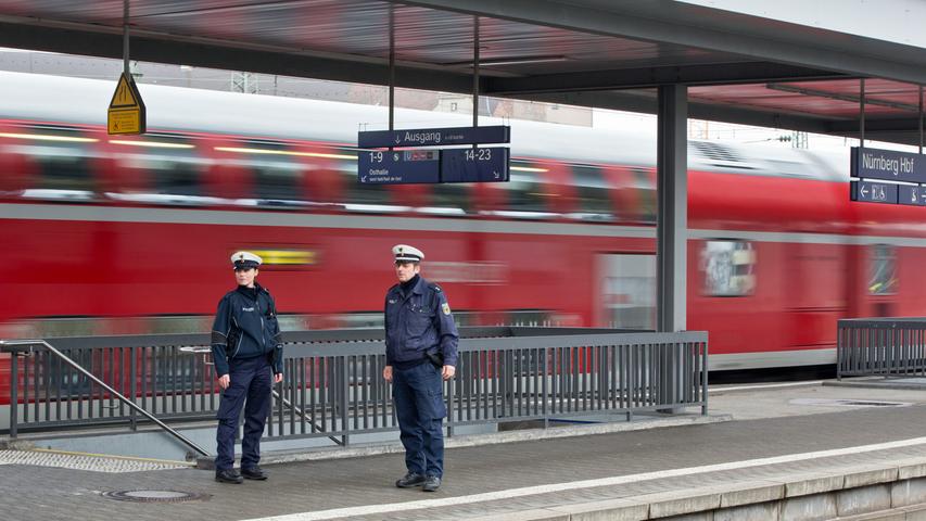 Ab dann liefen Beamte der Bahnpolizei Patrouille und sorgten dafür, dass niemand mehr die Bahnsteige betrat.