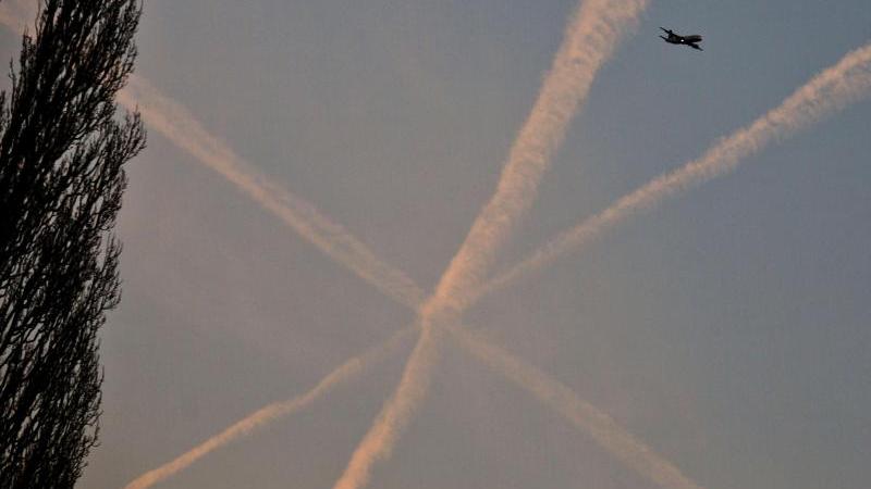 Anhänger der Chemtrail-Theorie sind der Ansicht, dass von den Verkehrsflugzeugen aus auch Chemikalien und Metalle (meist Aluminium) in die Atmosphäre gesprüht werden.