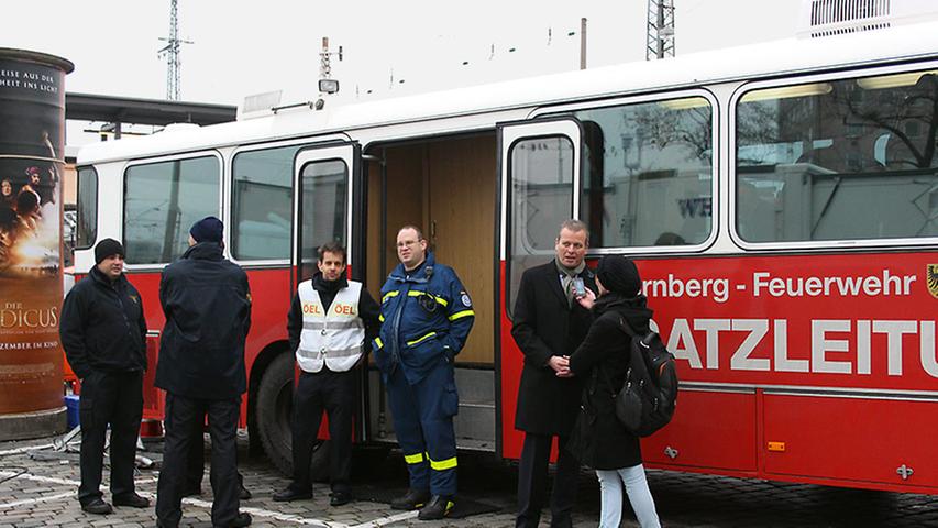 Auch am Bus der Feuerwehr-Einsatzleitung herrschte angespanntes Warten. OB Maly gab der Presse noch ein Interview...