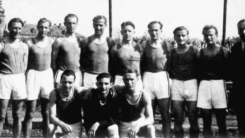 Schnappschuss aus der Gründerzeit: Spielertrainer Martin Voss (5.v.li.) führte die VfB-Handballer 1947 im zweiten Spieljahr in die Landesliga. In der Folge wurde der Sport in Forchheim überaus populär.