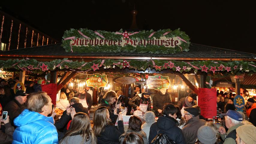 Rund eine Stunde dauerte das Spektakel am Stand von "Hax'n Liebermann". Die Besucher freuen sich wahrscheinlich schon jetzt auf das nächste Jahr, wenn es wieder heißt: Der Club grillt auf dem Christkindlesmarkt.