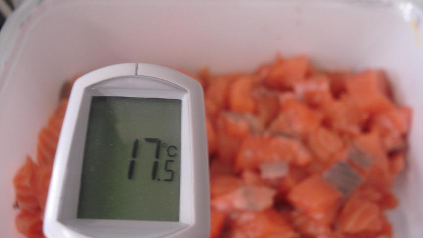 Lachs möchte gerne bei maximal 2° Grad gelagert werden, sonst können sich Keime bilden. Dieser hier ist geringfügig wärmer - was richtig gefährlich ist, wenn der Fisch roh verzehrt wird, beispielsweise als Sushi.