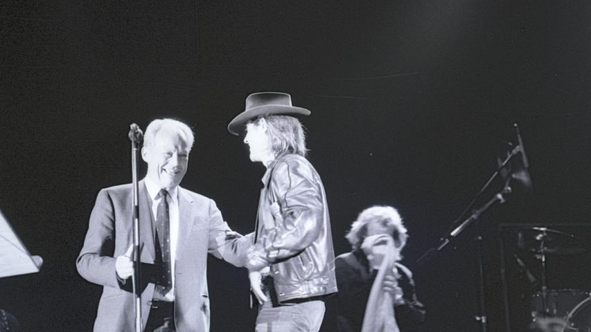 Die 1980er Jahre standen im Zeichen der Friedensbewegung. Der Protest gegen die  sogenannte Nato-Nachrüstung spaltete die Bundesrepublik. Beim Friedensforum in  der Frankenhalle traten Willy Brandt und der Musiker Udo Lindenberg gemeinsam  auf die Bühne.