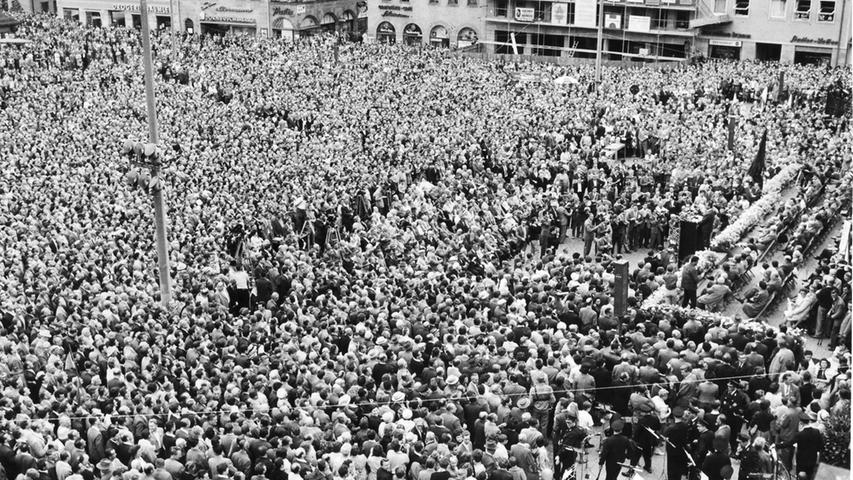 Der Blick aus der Totale zeigte: Der Hauptmarkt war so voll wie bei keiner  politischen Kundgebung in der Nachkriegszeit. Während der Rede von  Willy Brandt füllten 5500 Nürnberger den weiten Platz.