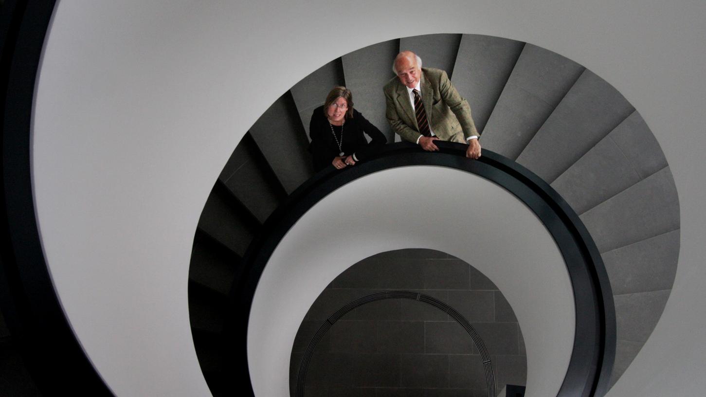 Das Neue Museum in Nürnberg erhält diverse Gerhard-Richter-Werke als Dauerleihgabe. Darüber freuen sich auch Museumschefin Angelika Nollert und Förderer Karl Gerhard Schmidt.