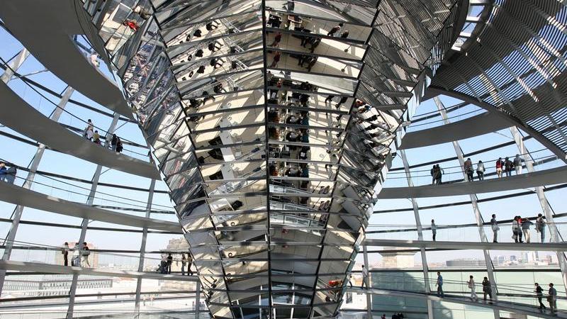 Die Reichstagskuppel im Bundestag: Parlamentarier erhalten eine Abgeordnetenentschädigung von gut 9500 Euro brutto im Monat.