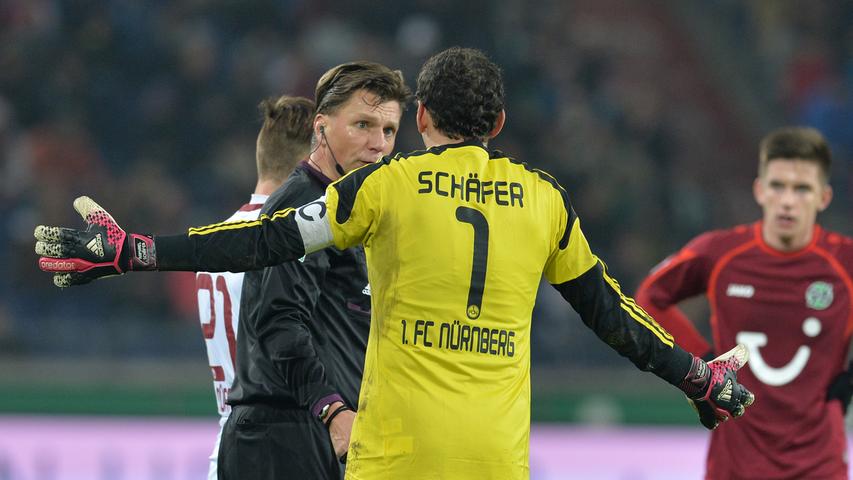 Auch die Proteste von Club-Kapitän Schäfer helfen nichts: der Treffer zählt.