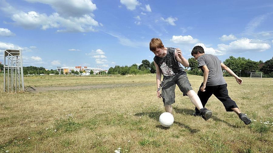 Wo heute noch Buben dem Ball hinterherjagen, wird ab dem Frühjahr des nächsten Jahres ein neues Gewerbegebiet entstehen. Im Hintergrund ist der OBI-Baumarkt westlich der Hardhöhe zu erkennen. Wo heute noch Buben dem Ball hinterherjagen, wird ab dem Frühjahr des nächsten Jahres ein neues Gewerbegebiet entstehen. Im Hintergrund ist der OBI-Baumarkt westlich der Hardhöhe zu erkennen.