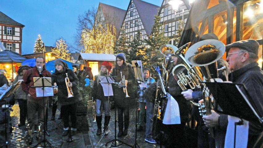 Da es bis zur "stillen Nacht" noch ein paar Tage dauert, konnten die Blechbläser ihre Zuhörer getrost mit Weihnachtsliedern unterhalten.