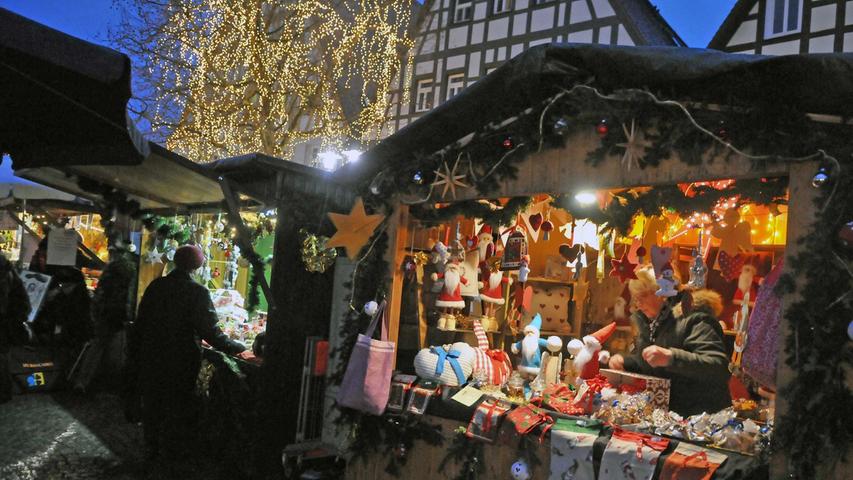 Als es am Samstag in Franken dunkel wurde, da ging es auf dem Weihnachtsmarkt in Schwabach erst richtig besinnlich zu.