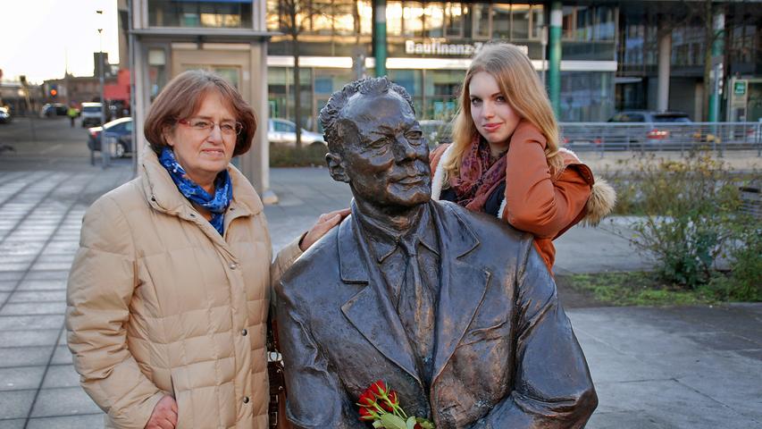 Ein geduldiger Zuhörer: Die Willy-Brandt-Skulptur in Nürnberg