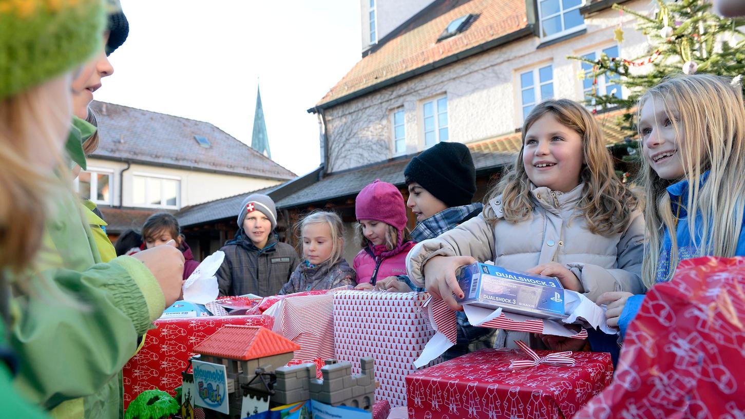 Hier raschelt das Geschenkpapier und zum Vorschein kommen tolle Spenden. Hier raschelt das Geschenkpapier und zum Vorschein kommen tolle Spenden.