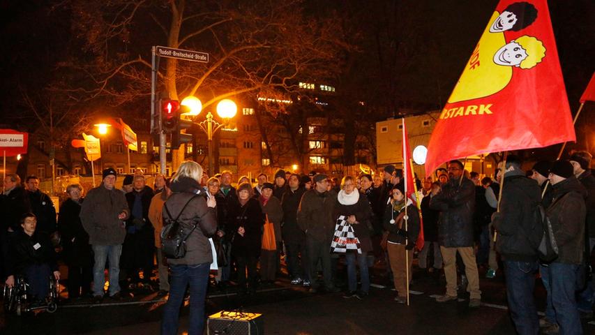 Am Jahrestag der Ermordung des Rabbiners Shlomo Lewin und seiner Lebensgefährtin Frida Poeschke in Erlangen vor 33 Jahren trotzten die Demonstranten dem nasskalten Winterwetter in der Breitscheidstraße.