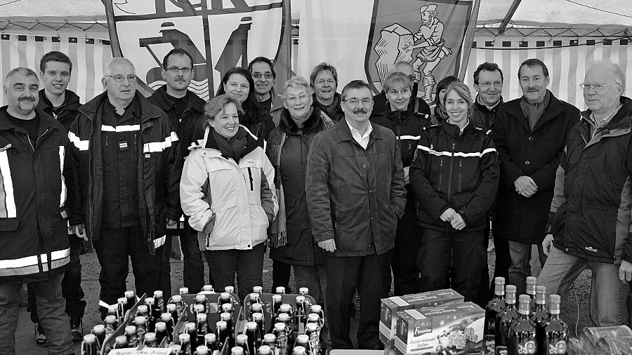 Beim Weihnachtsmarkt 2013 im französischen Saint-Junien: Die Wendelsteiner Delegation zusammen mit Bürgermeister Pierre Allard (6.v.re.) und weiteren Vertretern des öffentlichen Lebens der Partnerstadt.