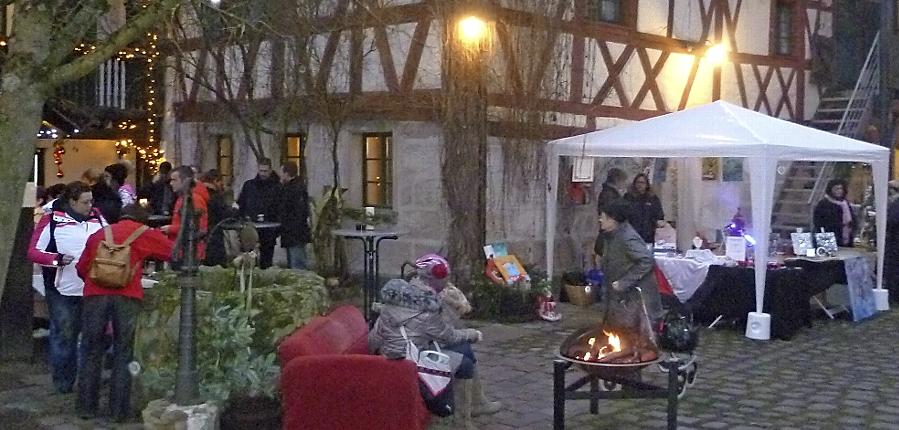 Weihnachtliche Stimmung im Hof des Gasthauses "Schwan".
