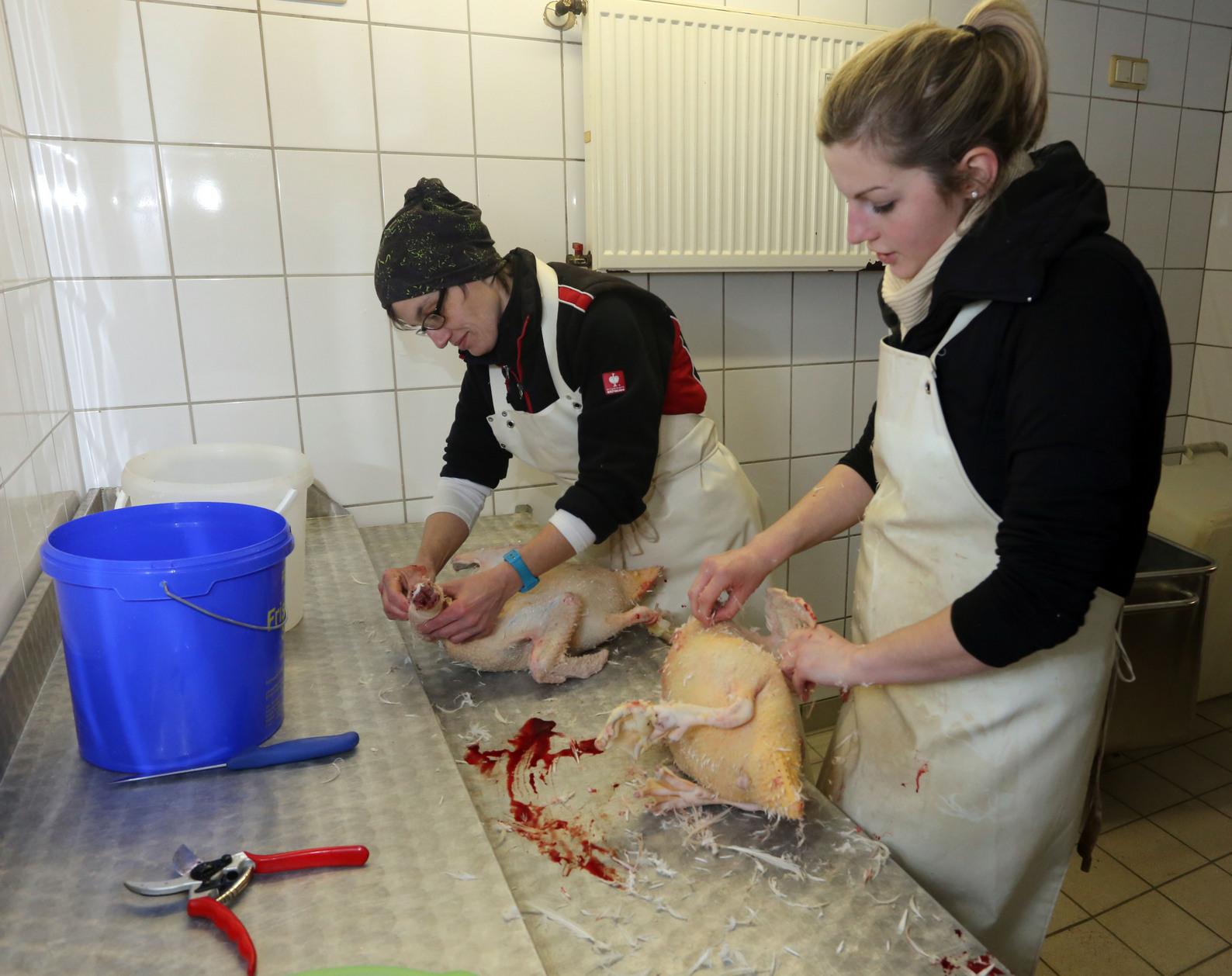 Metzgerin schlachtet mann