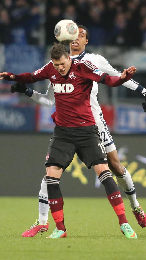 ... die erste Chance durch Daniel Ginczek. Doch der Stürmer scheitert am starken Schalker Torhüter Fährmann.