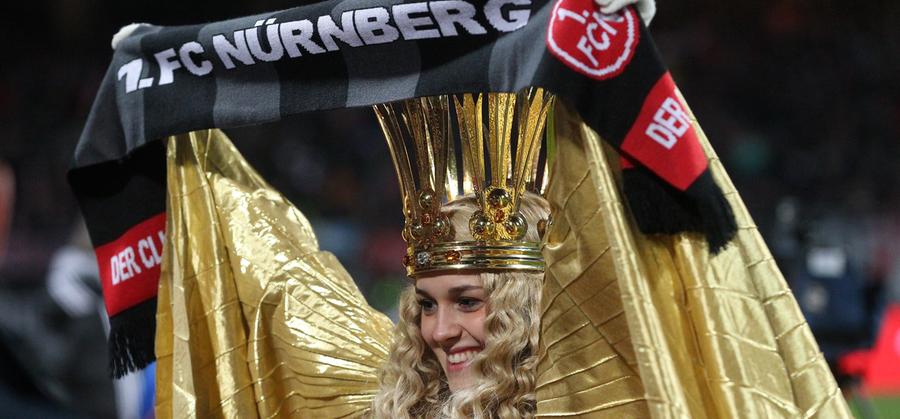 Zum Hinrundenabschluss bekam der Club himmlischen Beistand. Das Nürnberger Christkind war ins Grundig-Stadion gekommen, um dem Club gegen Schalke 04 endlich einen heißersehnten Wunsch zu erfüllen: den ersten Saisonsieg. Doch es sollte anders kommen...