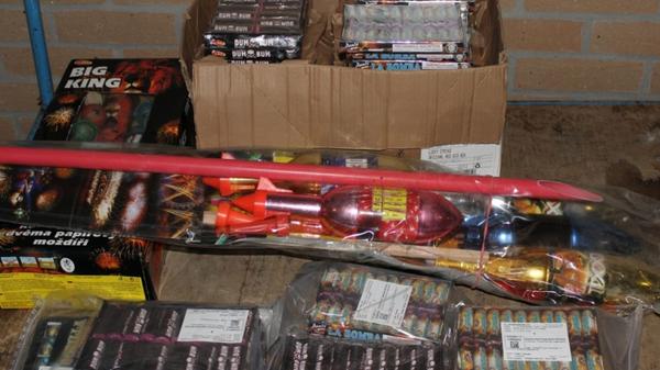 Wer ausländische Sprengkörper besitzt oder einführt, macht sich strafbar. Die Polizei fahndet deshalb verstärkt nach illegalen Böllern und beschlagnahmt diese dann.