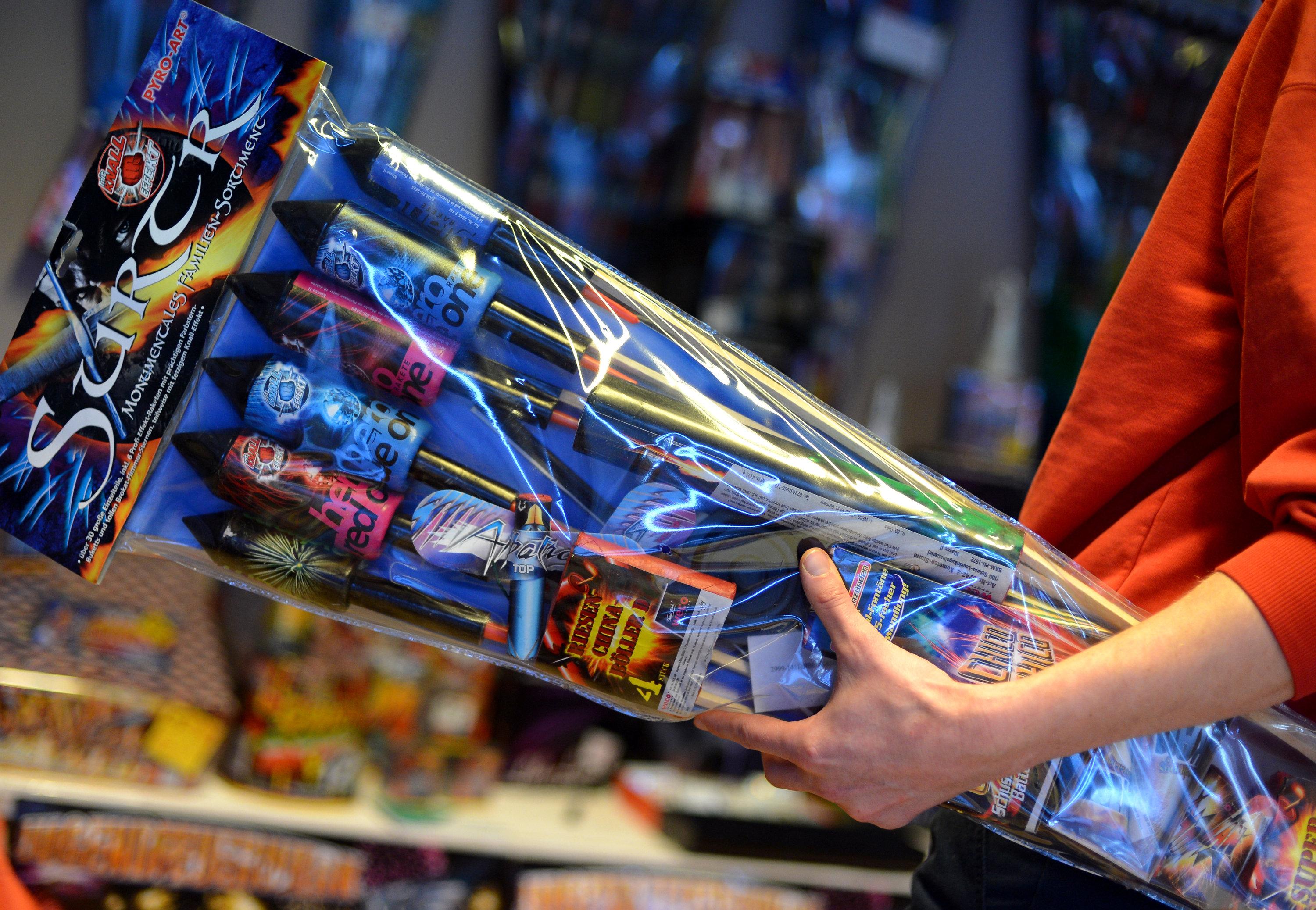 Die Polizei rät dringend davon ab, gekaufte Feuerwerkskörper in irgendeiner Form zu modifizieren und gar eigene zu bauen.