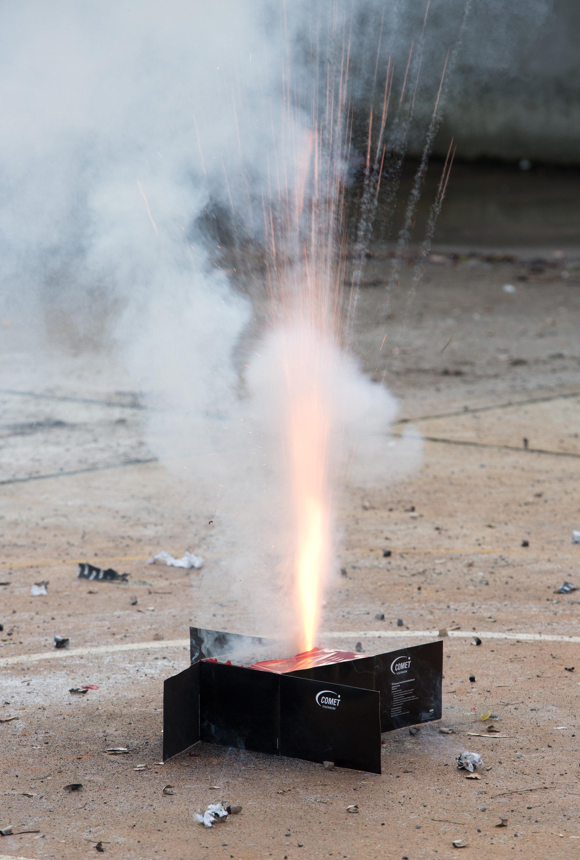 Kleinfeuerwerke der Klasse I wie Raketen, Böller, Luftheuler und Fontänen dürfen nur zwischen dem 28. und 31 Dezember...