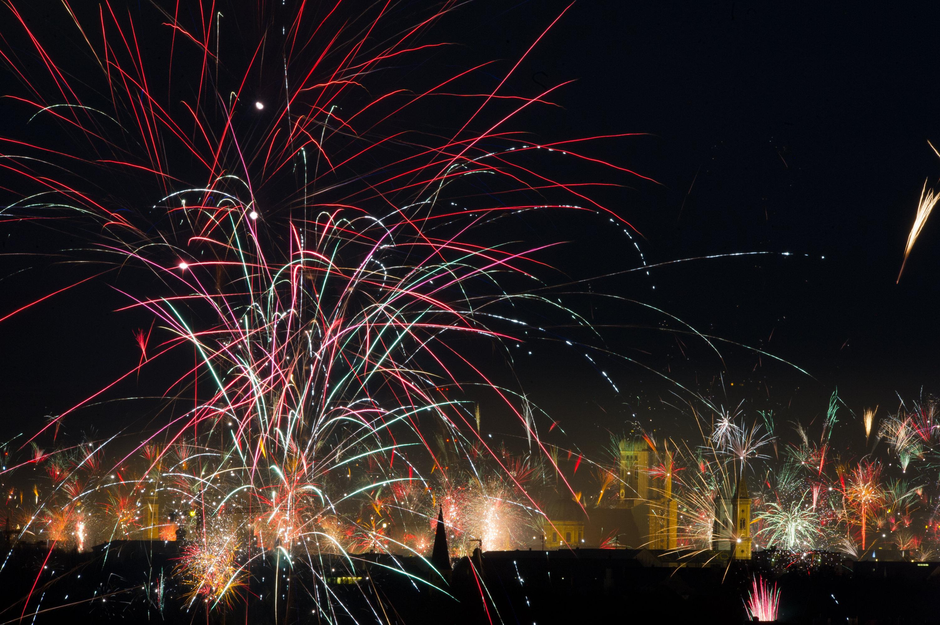 Jedes Jahr lassen es die Deutschen an Silvester krachen. Allerdings gibt es einige Regeln im Umgang mit Böllern, Raketen und Co. die es zu beachten gilt.