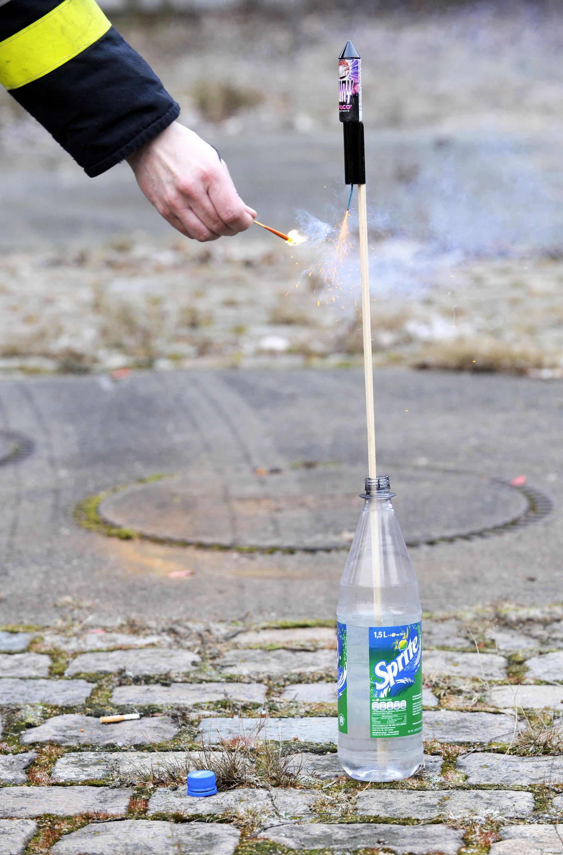 Sollte eine gezündete Rakete oder ein Böller nicht hochgehen, sollten Sie diese einfach liegen lassen und niemals erneut anfassen.