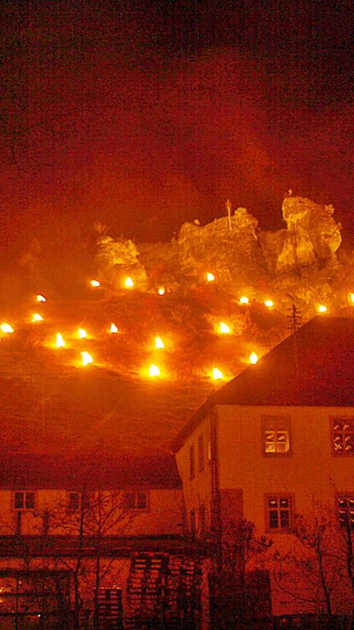 Lichterprozession in Oberailsfeld: 100 Feuer an den Hängen